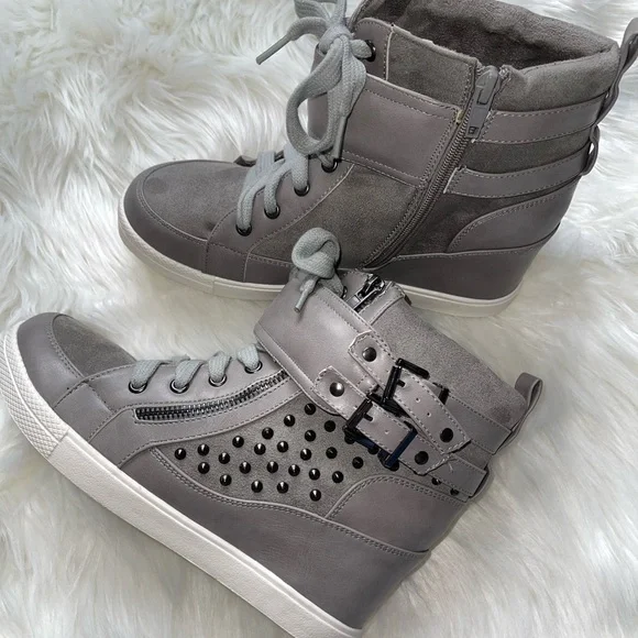 Stylish Gray High-Top Sneakers - Picture 3 of 7